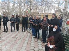مسئولان و کارکنان سازمان ملی استاندارد ایران در نخستین روز از دهه مبارک فجر با حضور بر مزار شهید گمنام  با قرائت فاتحه و اهدای گل، به مقام شامخ این شهیدعزیز ادای احترام کردند.
